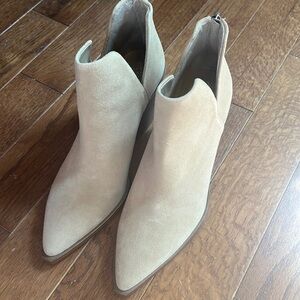 NWOT Vince Camuto Reggie Pointed-Toe Bootie in Tan with V-Shape Ankle Cut-Out
